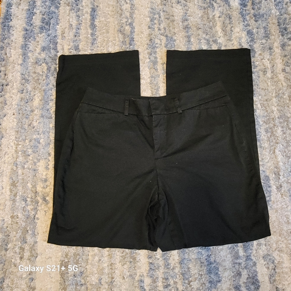 Dockers size 8, 15.5in at waist 10.5in rise 28in inseam